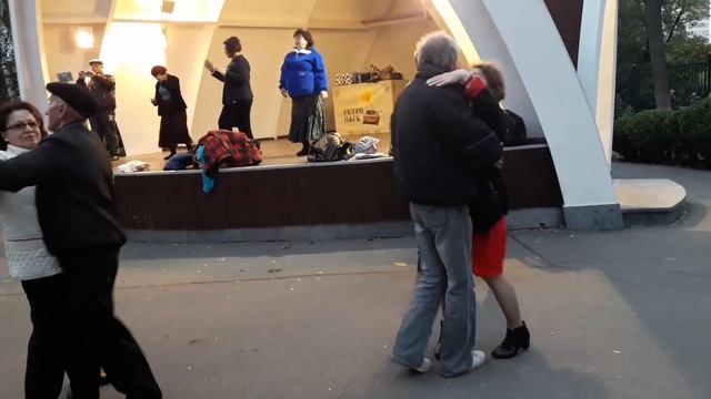 В бокалах тихо тонут свечи, а я тону в глазах твоих!!!??Танцы в парке Горького!!!??Харьков смотреть онлайн