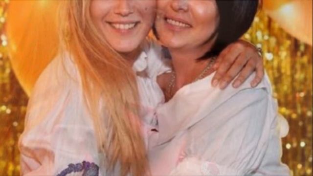 СЛОВНО СЕСТРЫ! Вот как выглядит мать Карины Андоленко смотреть онлайн