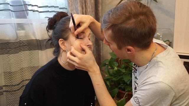 МОЙ ПАРЕНЬ ДЕЛАЕТ МНЕ КРУТОЙ МАКИЯЖ смотреть онлайн