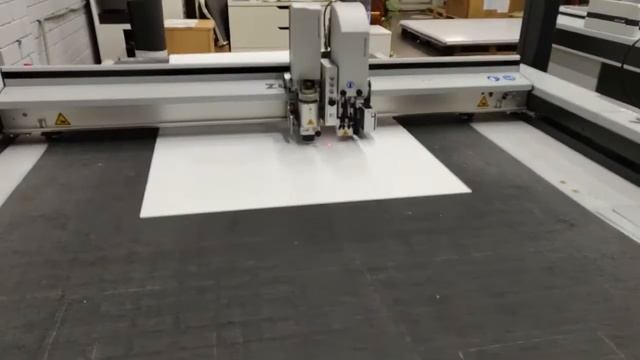 Режем прорезинненую ткань на плоттере смотреть онлайн