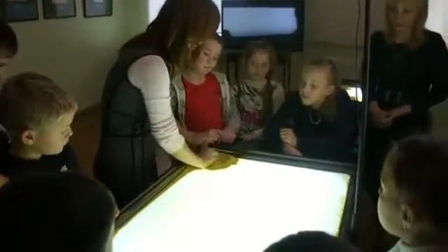 Приходите в студию рисования песком "Песочница" ВСЕМ КЛАССОМ! смотреть онлайн