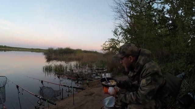 Рыбалка с Ночёвкой. Закидушки(донки)Крупный карась на Чеснок.Суп Кондей.Красота! смотреть онлайн