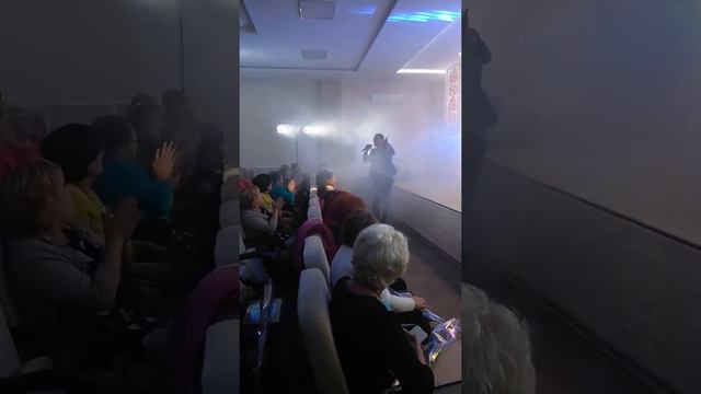 Зажигательный Роберто Торрес спел для учителей Покровска 28.09.2017 смотреть онлайн