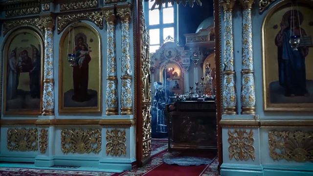 Митрополит Игнатий совершил вечерню с выносом Плащаницы в Свято-Духовском соборе г. Саратова смотреть онлайн