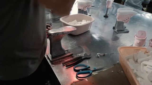 Изготовление обуви в Китае - обзор фабрики, процесс производства, инжекционная технология смотреть онлайн