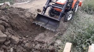 Трактор KUBOTA  с куном в работе