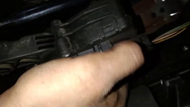как отсоеденить фишку педали газа фокус2