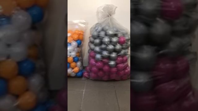 Детский сухой бассейн. Сравнение шаров для бассейна. Видео 1 смотреть онлайн