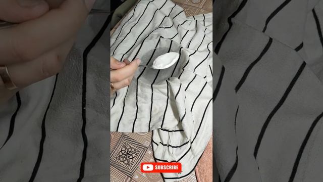 Как быстро и эффективно выводить пятна зеленки с одежды #shorts смотреть онлайн