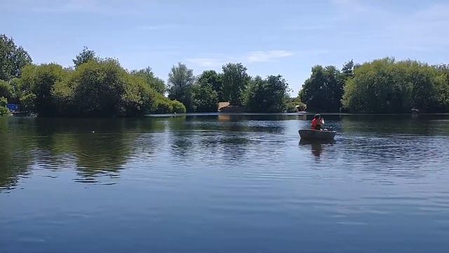 Paddling a Boyne-style coracle смотреть онлайн