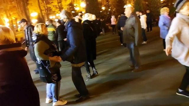 Ой кума ты кумушка Танцы в парке Горького Харьков Октябрь 2021 смотреть онлайн