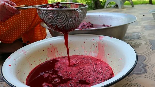 НАТУРАЛЬНЫЙ СОК ИЗ ВИШНИ/СВОИМИ РУКАМИ БЕЗ КУХОННЫХ ГАДЖЕТОВ/ Больше не ПОКУПАЮ СОКИ из магазина! смотреть онлайн