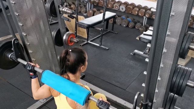 Приседания в Смит машине, с акцентом на ягодицы смотреть онлайн