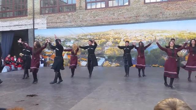 Грузинский танцевальный коллектив танцует украинский народный танец смотреть онлайн