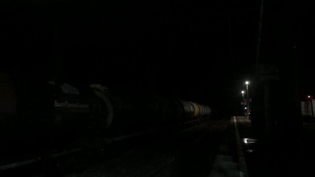 "Уже чёрный..." 2ТЭ116-1040 "БТС" с наливным поездом прибывает на станцию Яхрома. смотреть онлайн