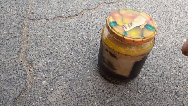 Банка упала стеклянная, но не разбилась