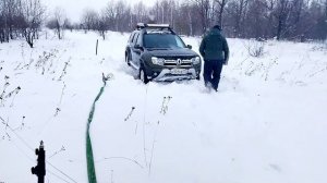 Ручная лебедка для автомобиля в действии