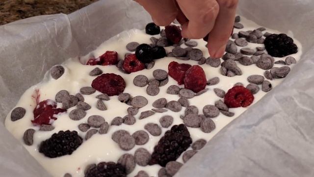 Десерт-замороженный йогурт с ягодами и фруктами. Прекрасная альтернатива мороженому. смотреть онлайн
