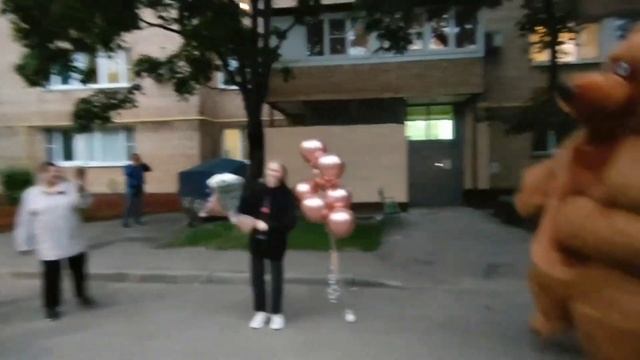 БЕЗБАШЕННЫЙ БУРЫЙ МЕДВЕДЬ поздравил молодую красотку с днем рождения смотреть онлайн