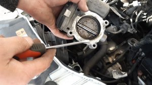 Масло в колодце 4-го цилиндра!!! Чистка дроссельной заслонки Форд Фокус 3 своими руками в гараже.