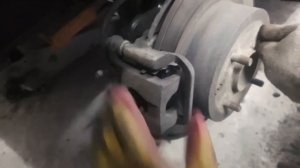 Nissan Tiida 2007 года. Замена тормозных колодок. [Дисковые тормоза]