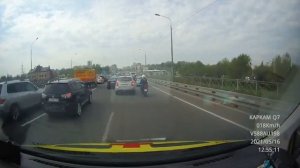 Мотоциклист расчистил дорогу скорой помощи