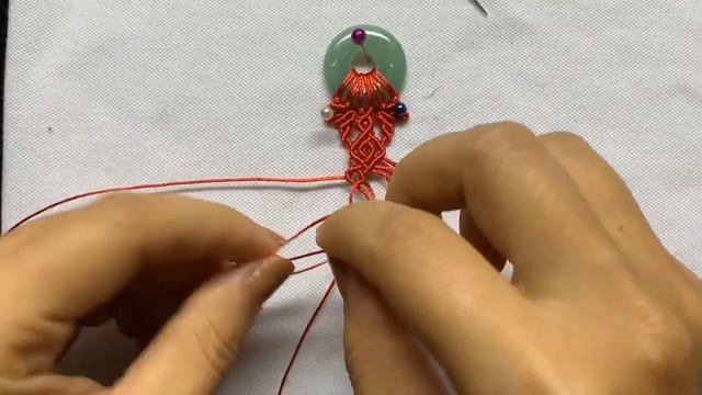 Macrame bracelet tutorial - The red linkage with donut bead смотреть онлайн