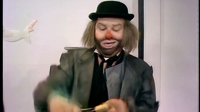 Benny Hill - TV Romania: The Rose (1980) смотреть онлайн