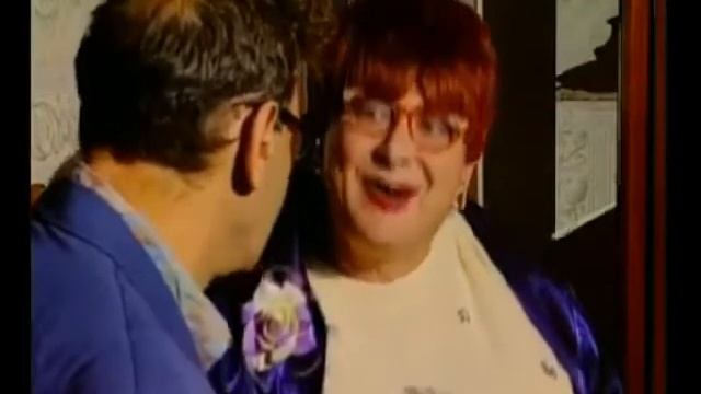 Городок - Две розы и одна гвоздика в подарок смотреть онлайн