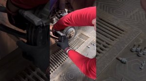 Audi Q5 (2020) - процесс замены задних тормозных колодок (электрический ручник)