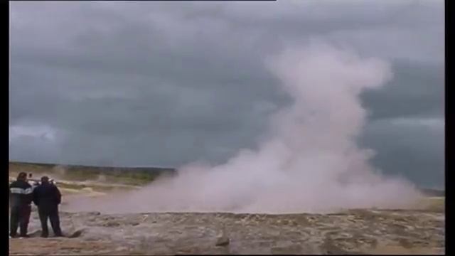 Geyser Strokkur, Haukadalur valley, Iceland смотреть онлайн