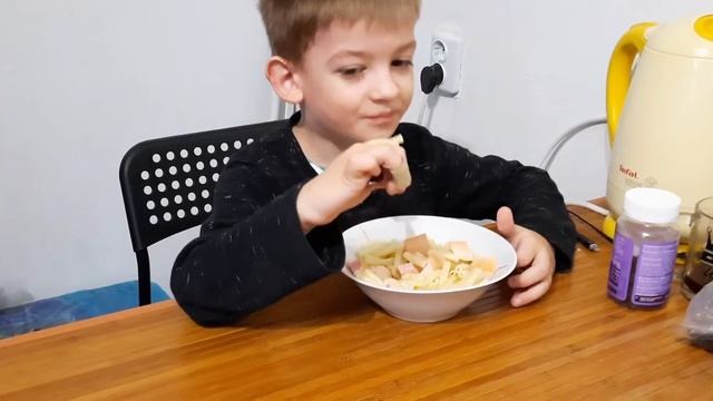 КРУАССАНЫ С ШОКОЛАДОМ ИЗ СЛОЕННОГО ТЕСТА / ОБЫЧНЫЙ ДЕНЬ / ЗАШИЛИ ПОТОЛОК В ВАННОЙ / ПОТЕРЯЛА СЕМЕНА смотреть онлайн