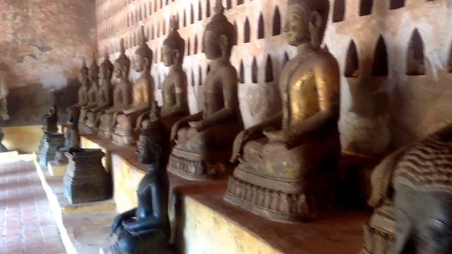 Visiting Wat Sisaket and the Thousand of Buddha Statues on the Wall, Laos смотреть онлайн