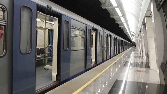 Метропоезд "Ока" станция московского метро Савёловская, большая кольцевая линия смотреть онлайн