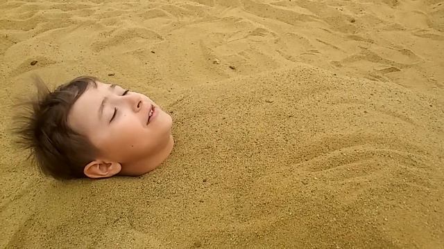 Закопан в песок! Отдых на пляже))) ребёнок попросил его закопать... смотреть онлайн