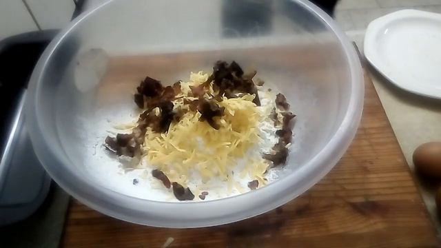 How to bake a Biltong and mushroom bread - Cheesy biltong and mushroom bread смотреть онлайн