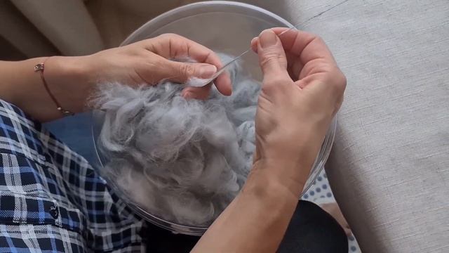 Старенькая прялочка времен СССР и пух ангорского кролика. Как создаётся тёплая пряжа смотреть онлайн