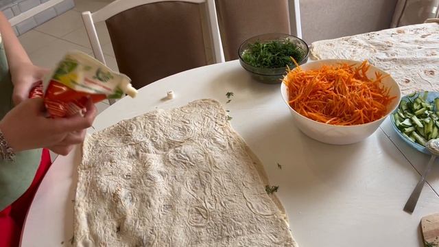 Накупили разной рыбки на рынке. Строим домик для утят. Тася делает рулеты и возмущается. ДОМ НА ЮГ смотреть онлайн