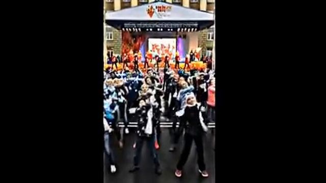 ФлешМоб Олимпийский Танец Эстафеты Олимпийского огня в Великом Новгороде смотреть онлайн
