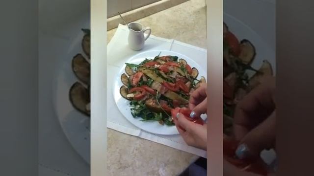 Салат с беконом, руккола, грушей и сыром. смотреть онлайн