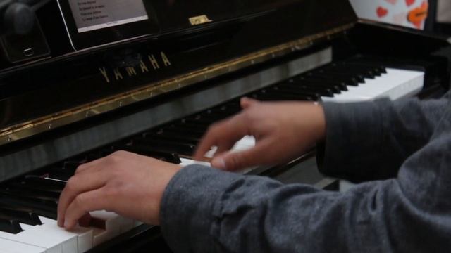 Paris Gare du Nord - Ryadh Chante "La Javanaise" pour la Saint-Valentin смотреть онлайн