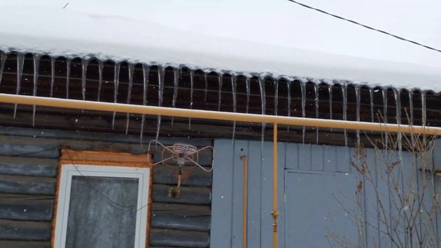 Большие сосульки на доме. смотреть онлайн