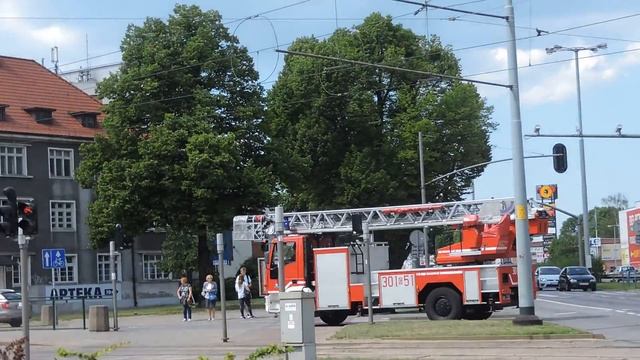 Alarmowo 301[G]51 do samobójcy. Na sygnale podnośnik straży pożarnej do próby skoku samobójczego смотреть онлайн
