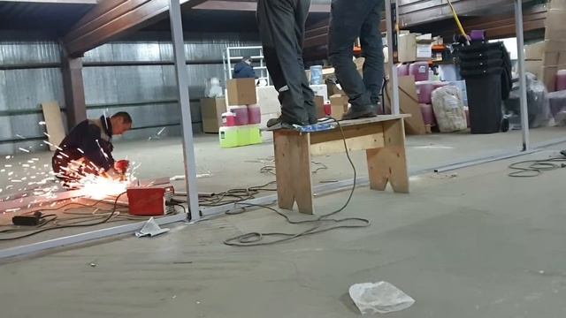 Монтаж перегородки из сварной сетки . смотреть онлайн