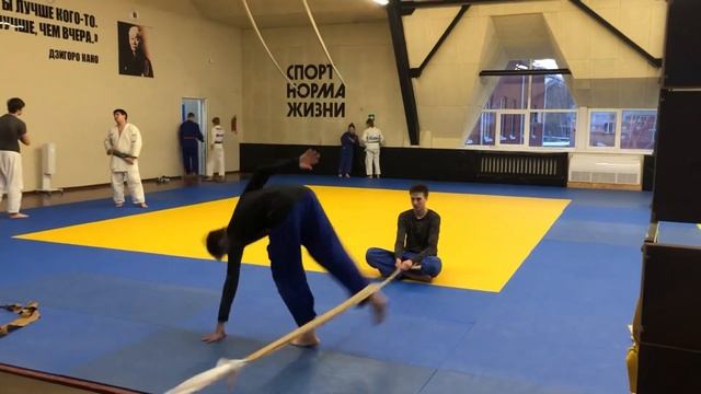 Judo rubber band uchi-mata training| Дзюдо тренировка подхвата изнутри со жгутом смотреть онлайн