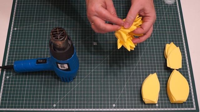 Георгин из обрезков изолона без молда. МК. DIY смотреть онлайн