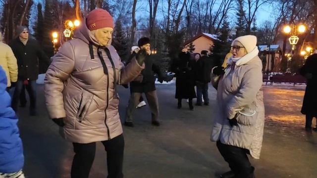 ТАНЦЫ В ПАРКЕ ГОРЬКОГО/РЕТРО ПАРК/ХАРЬКОВ/В город приходит вечер /Январь2022?? смотреть онлайн