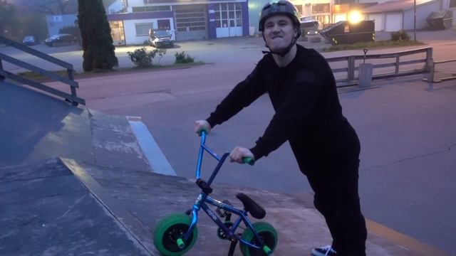 INSANE MINI BMX RIDING IN VERT RAMP! смотреть онлайн