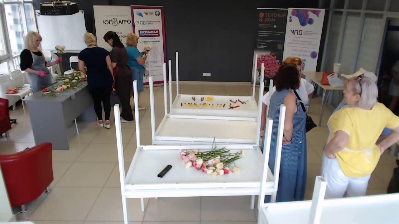 Подготовка к проекту "Флаг России" из живых цветов смотреть онлайн