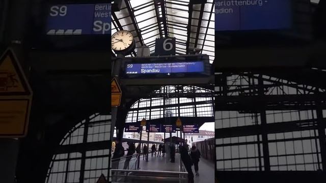 Как ориентироваться на какой поезд сесть в Берлинском метро смотреть онлайн